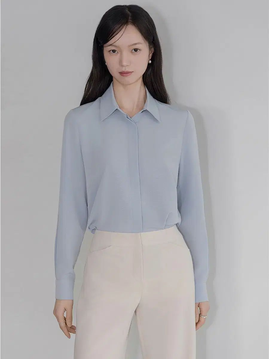 Ivana Helsinki Slim low satin shirt スカイブルー