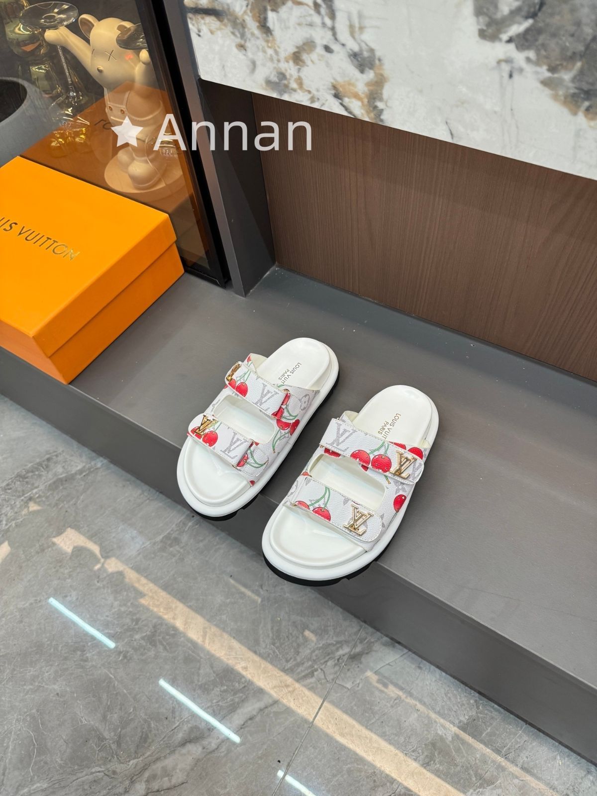 現行限定未使用に近い 新品 LV LOUIS VUITTON ルイヴィトン サンダル