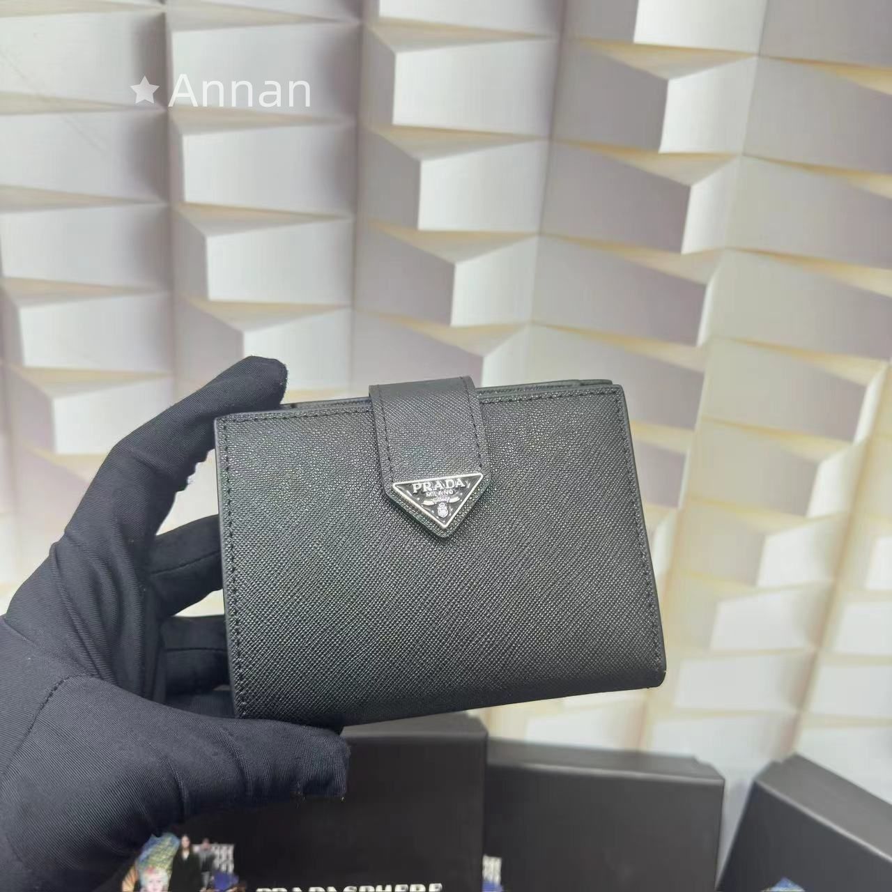新品に近い?新型 PRADA プラダ 折り財布 小銭入れ