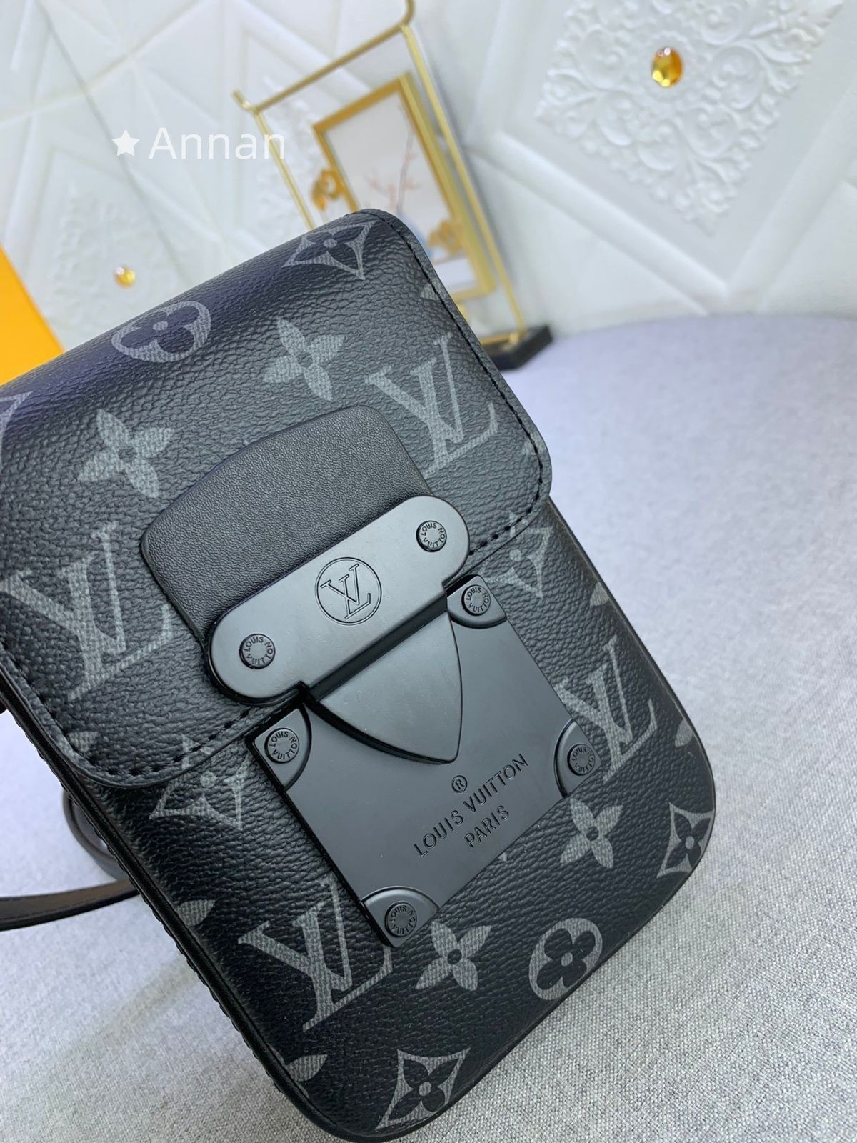Louis Vuitton ルイヴィトン メンズ ショルダーバッグ 人気モデル 送料無料 モノグラム Sロック ヴェルティカル ウェアラブル M82252 Louis Vuitton ルイヴィトン メンズ ショルダーバッグ 人気モデル 送料無料 モノグラム Sロック ヴェルティカル ウェアラブル M82252