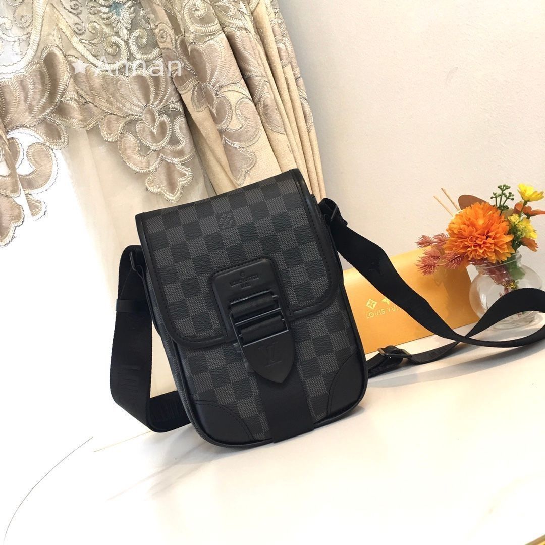 送料無料 LOUIS VUITTON (ルイヴィトン) メンズ ショルダーバッグ 人気モデル 送料無料 マカサー アーチーブラウン