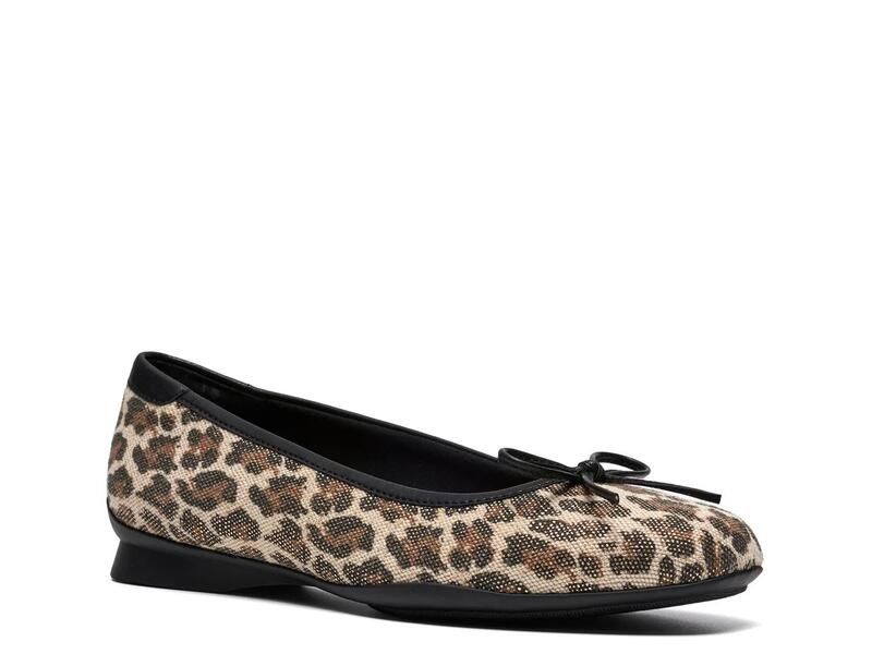 クラークス レディース シューズ パンプス Clarks Jazmynn Bow Ballet Flat Brown Leopard Print Fabric ブラウン