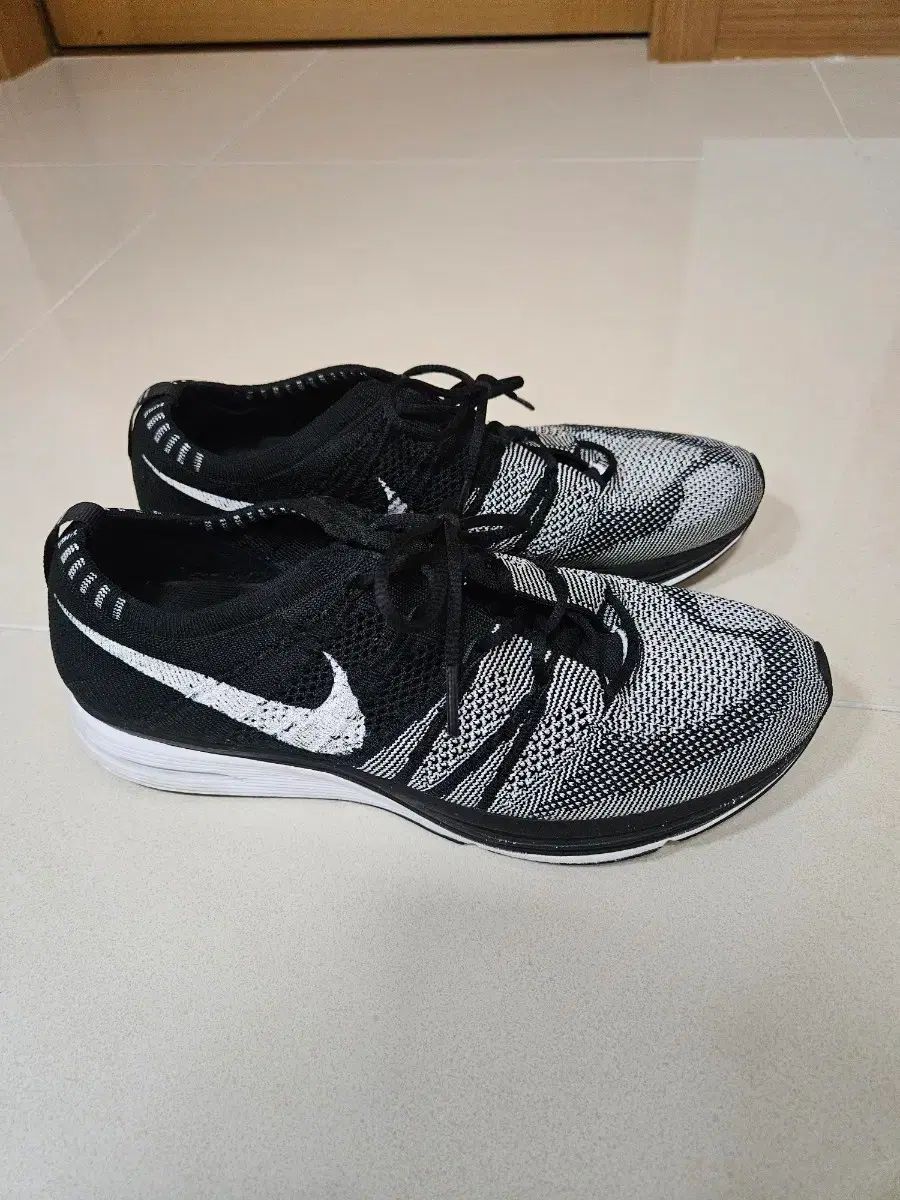 260 NIKE フライニット レーサー 黒白
