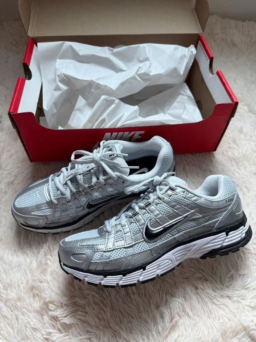 <ほぼ新品> NIKE P-6000 白 メタリック シルバー 11,653円