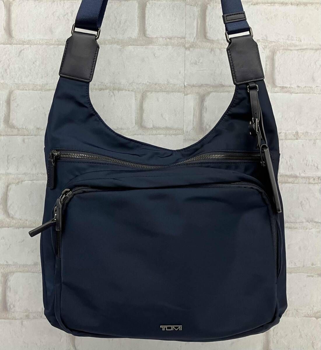 TUMI トゥミ ショルダーバッグ クロスボディ バッグ ボヤジュール サイアム スリム ネイビー