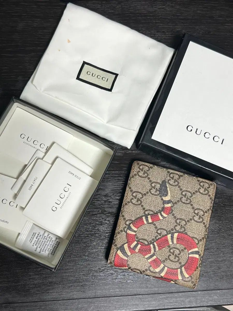 グッチ スネーク 二つ折り財布 フルセット 出品