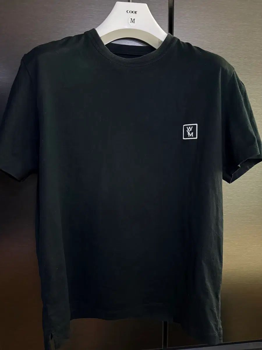 46 ウーヨンミ(WOOYOUNGMI) バックロゴ 半袖 Tシャツ ブラック 20,277円