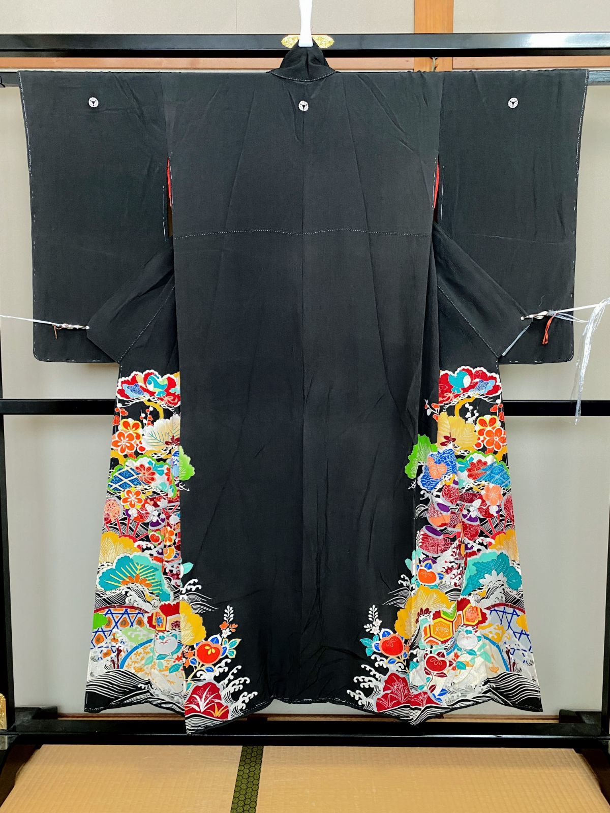807B【アンティーク着物】黒留袖 五つ紋 ちりめん 絵羽模様 吉祥文様 婚礼 正絹？？豪華な裏地 リメイク素材にも？？