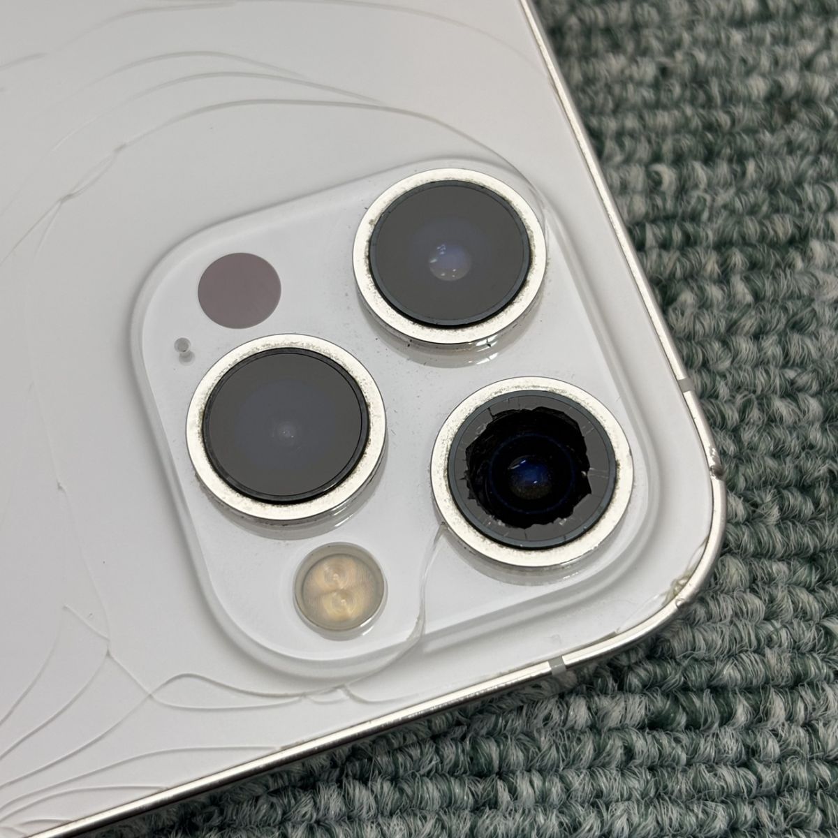 【256GB】iPhone 12 ProMax ゴールド 背面割れ　カメラ難あり 背面・カメラ一部割れ】iPhone 12 ProMax 256GB 中古 - メルカリ