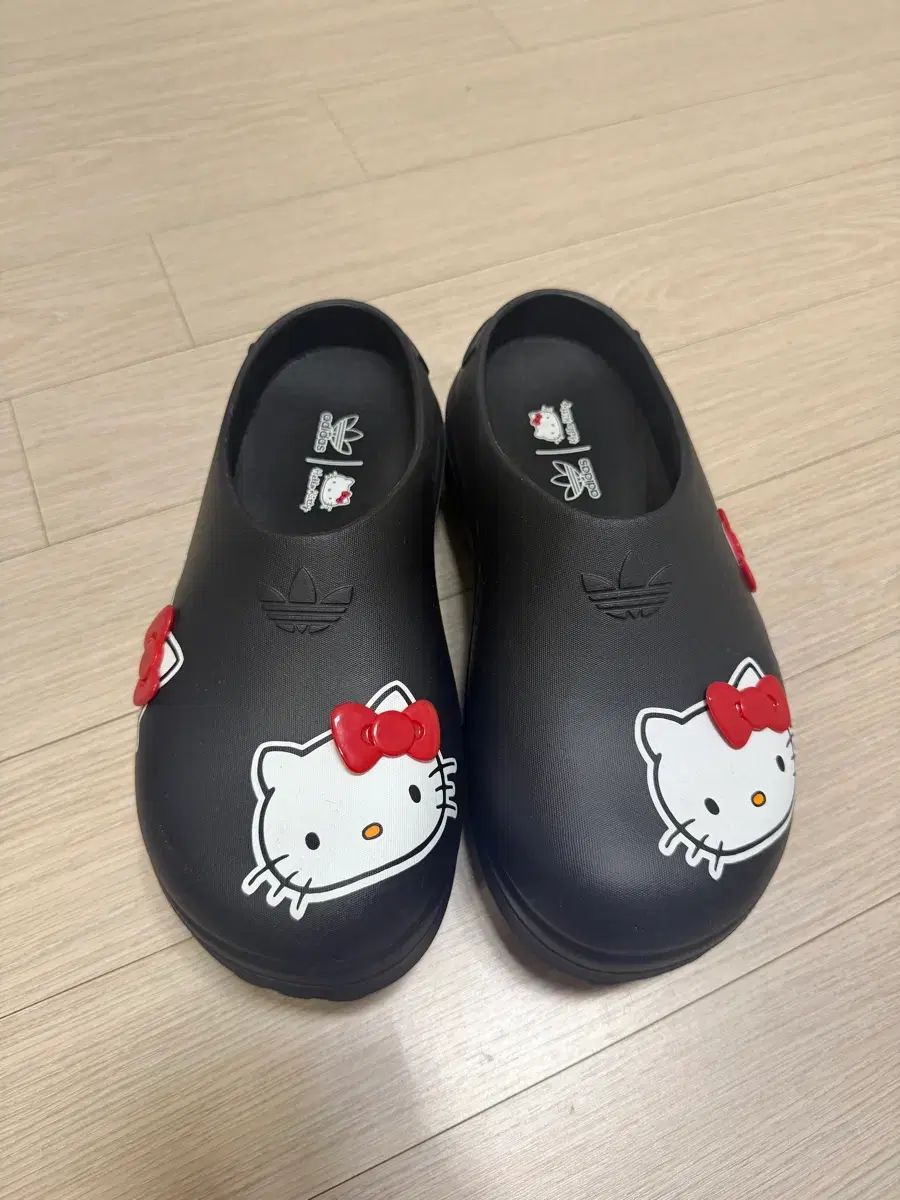 アディダス ハローキティ アディフォーム 245