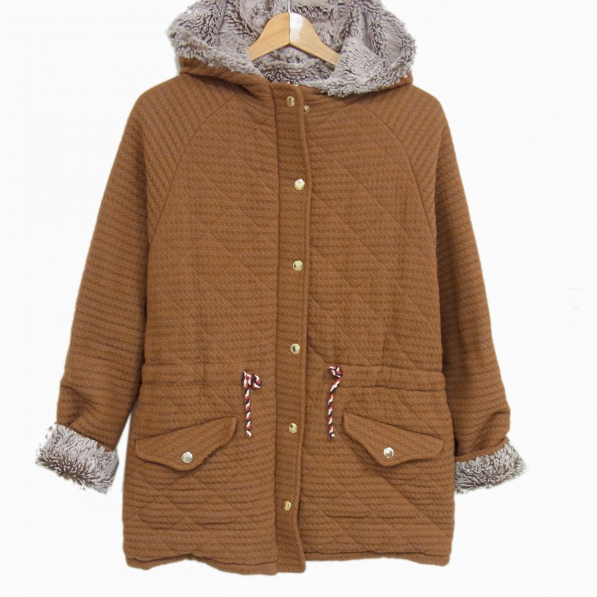 ◇MAISON KITSUNE キルティング フーディ コート フード裏ボア 中綿入り秋冬物 キャメルブラウン メゾンキツネ レディース