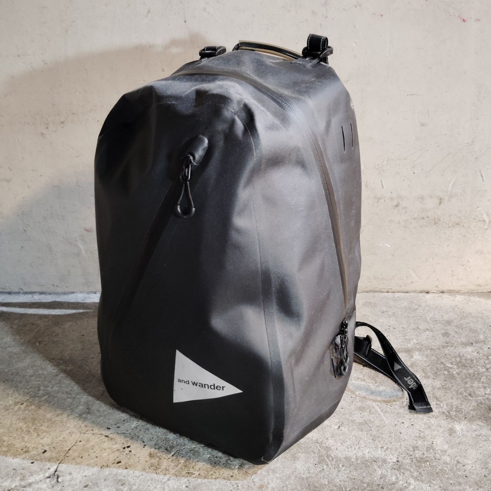and wander waterproof daypack ウォータープルーフデイパック バックパック リュック ブラック アンドワンダー 5745975218
