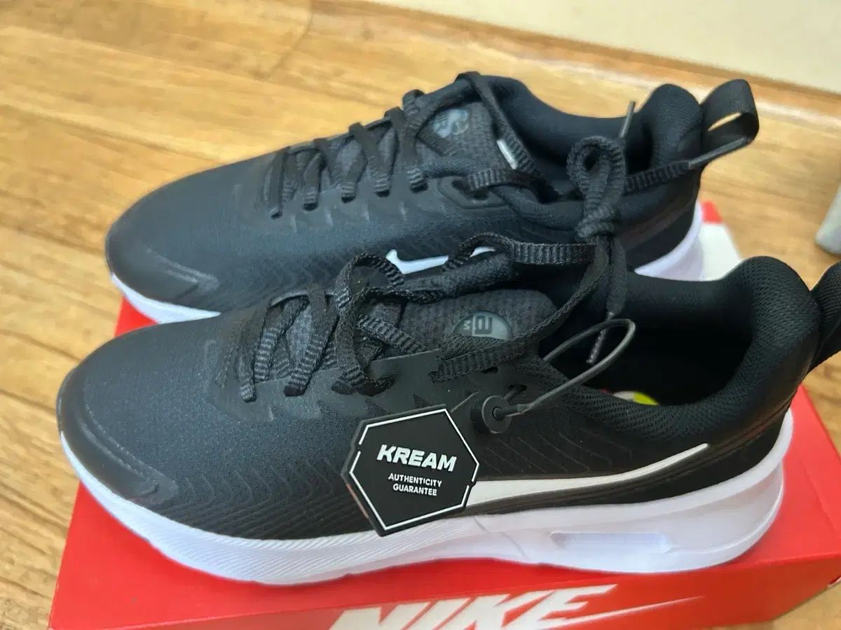 新品 NIKE ナイキ エアマックス ヌエックシス ブラック ホワイト (クリーム 正規品)
