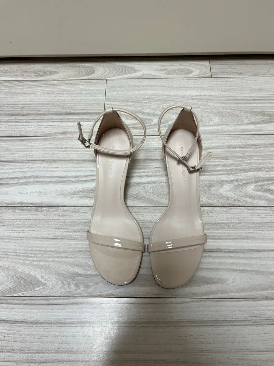 CHARLES & KEITH チャールズアンドキース サンダル 新品 36サイズ 出品