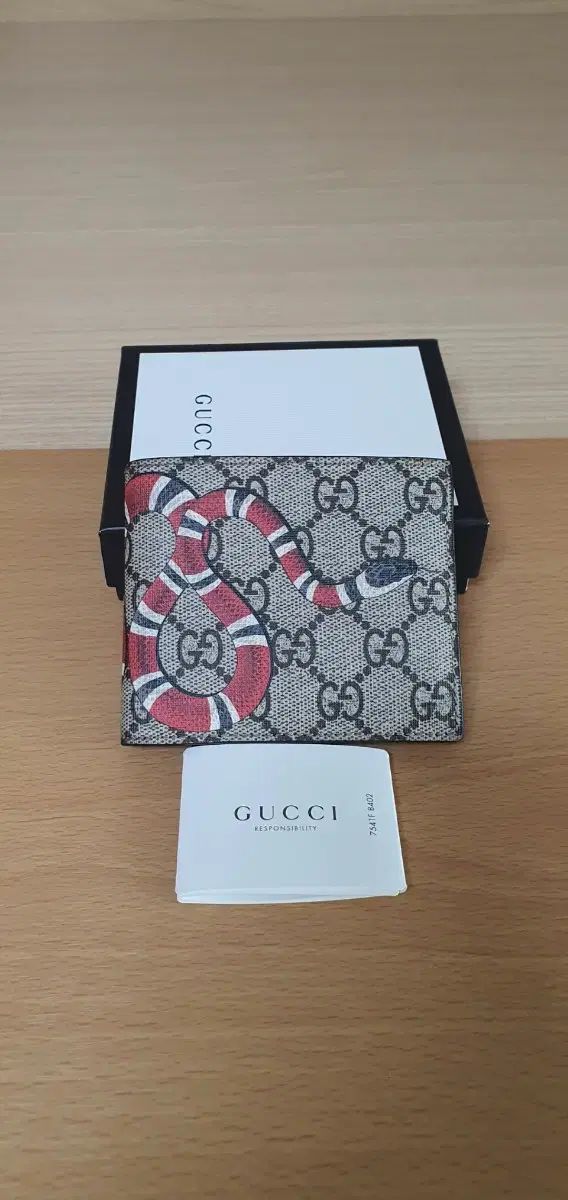 グッチ スネーク 二つ折り財布/財布 ほぼ新品 正規品 (鑑定済)