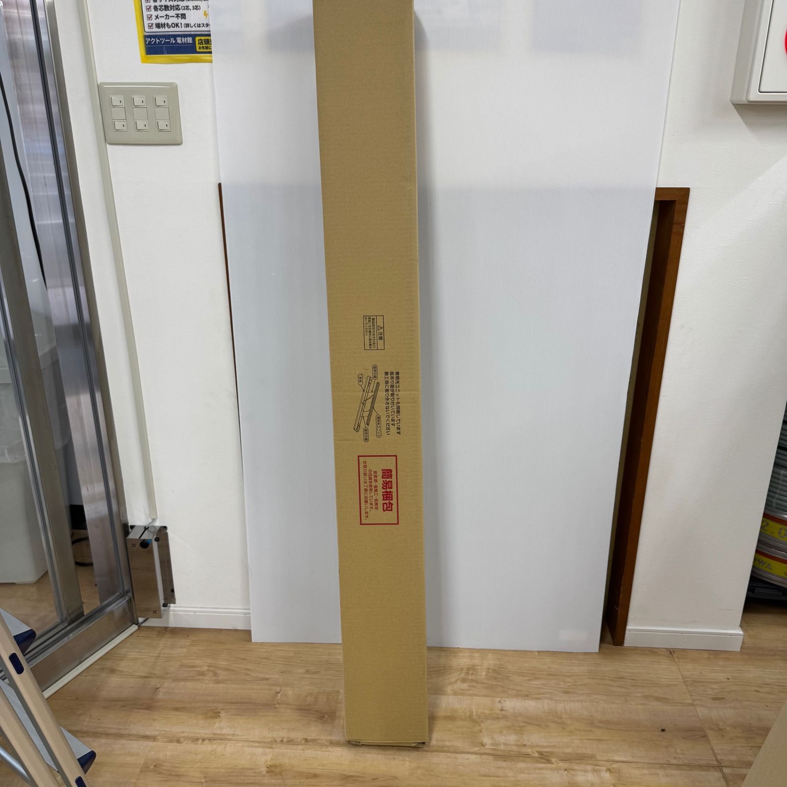 【未使用】◇パナソニック(Panasonic) 一体型LED階段灯 NNCF42135LE9 電池内蔵 常時・非常用兼用 ミドルタイプ 幅1420mm×高160mm⑥【電材館越谷店】