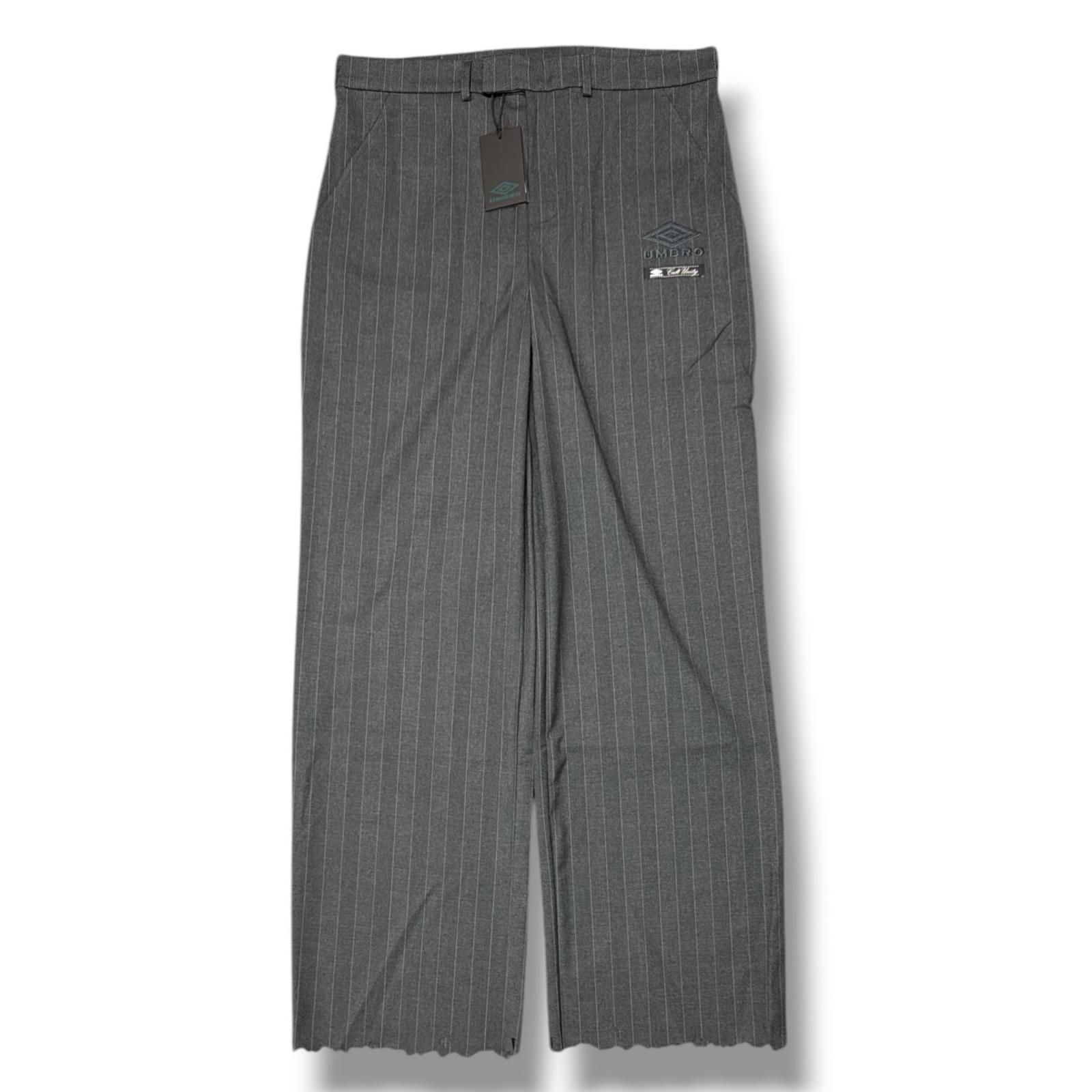 未使用 UMBRO 25AW Formal Pinstriped Pants フォーマルピンストライプパンツ スラックス アンブロ UBMW0337FA212 ダークグレー L （18134M）
