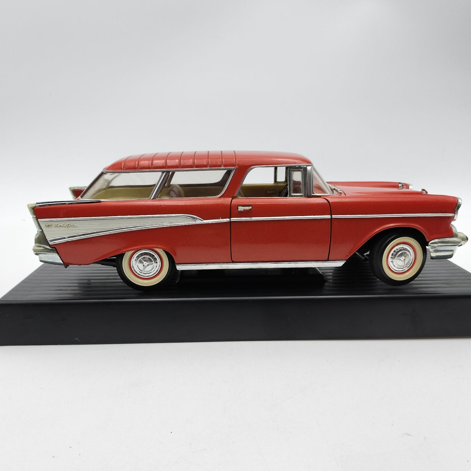 Chevrolet Nomad 1957 ミニカー1/18 1/18 シボレー ノマド 1957 CHEVROLET NOMAD レッド Road Toughダイ