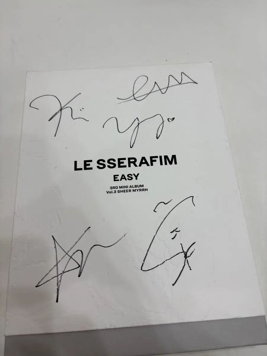 LE SSERAFIM（ルセラフィム・ルセラ） EASY 3集 ミニ アルバム MINI アルバム サイン入り アルバム