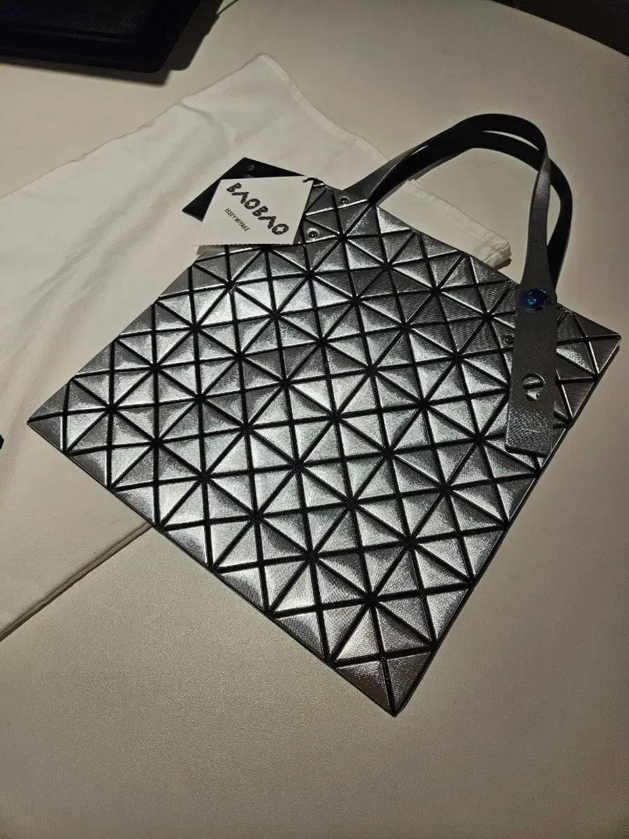 新品)BAO BAO ISSEY MIYAKE バオバオイッセイミヤケ プラチナ トートバッグ AG141 シルバー
