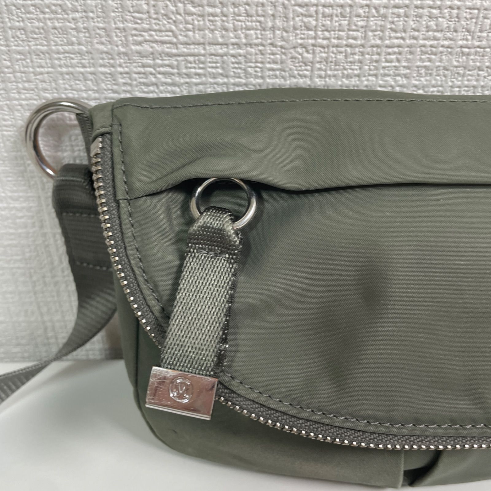 lululemon ルルレモン ショルダーバッグ カーキ ポシェット - メルカリ