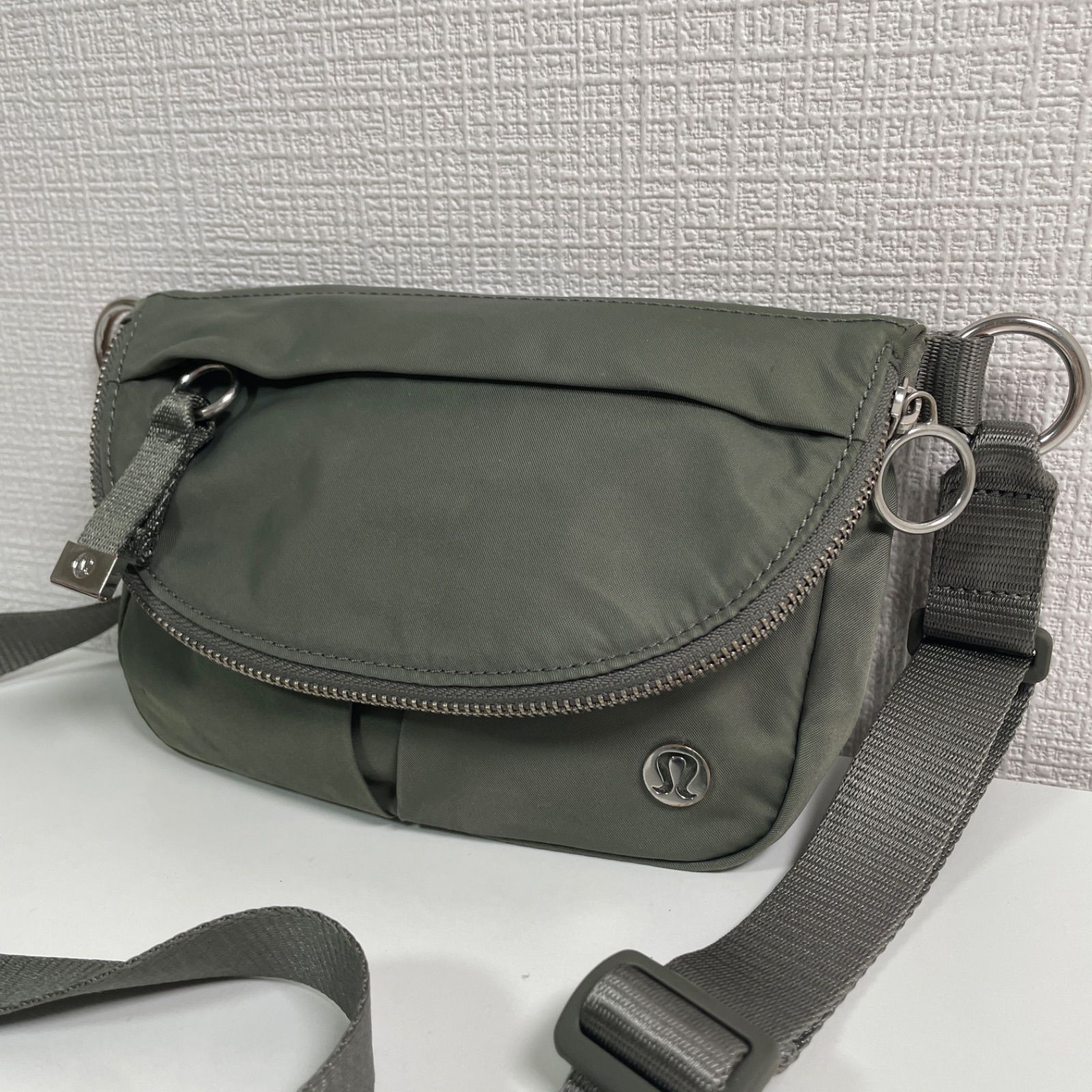 lululemon ルルレモン ショルダーバッグ カーキ ポシェット - メルカリ