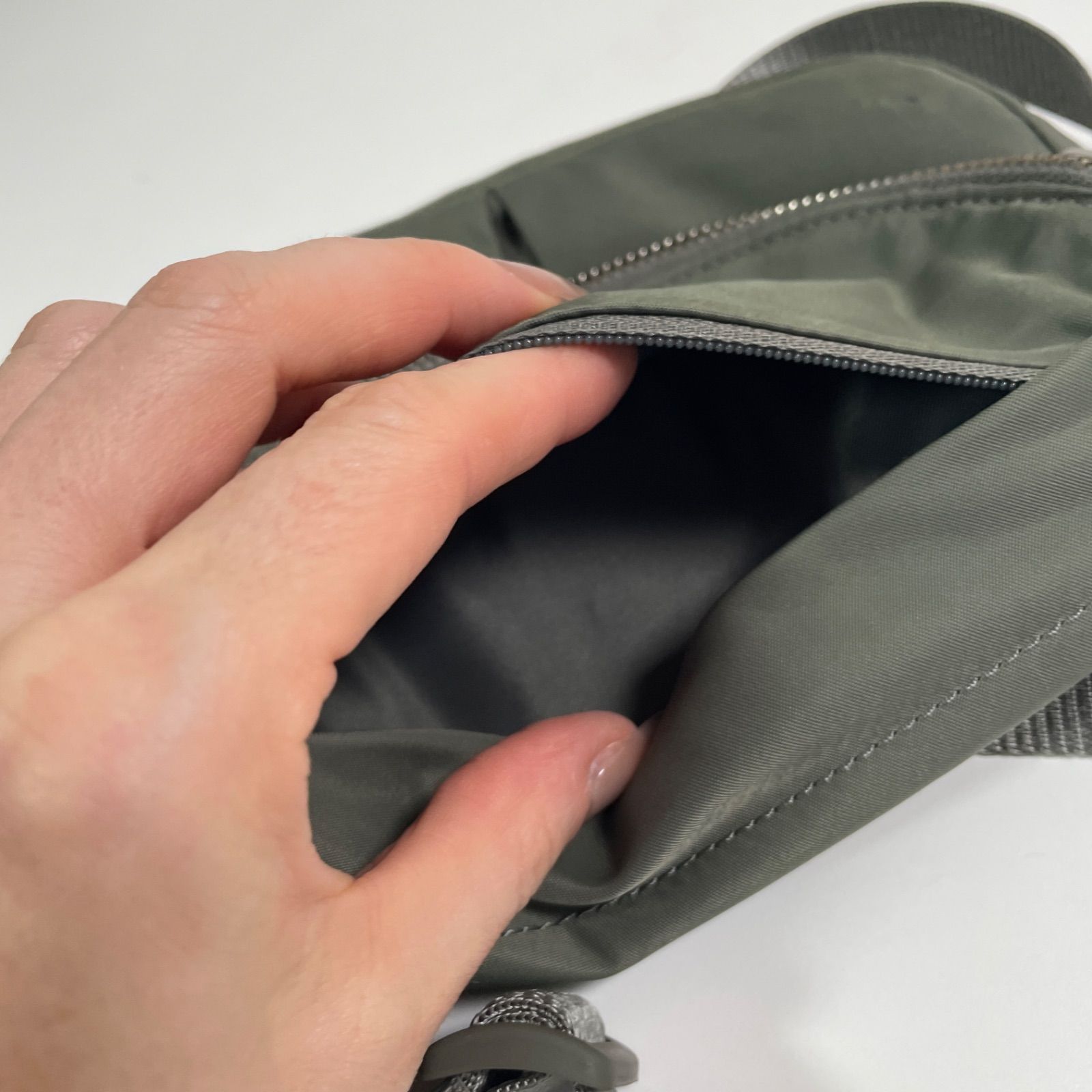 lululemon ルルレモン ショルダーバッグ カーキ ポシェット - メルカリ