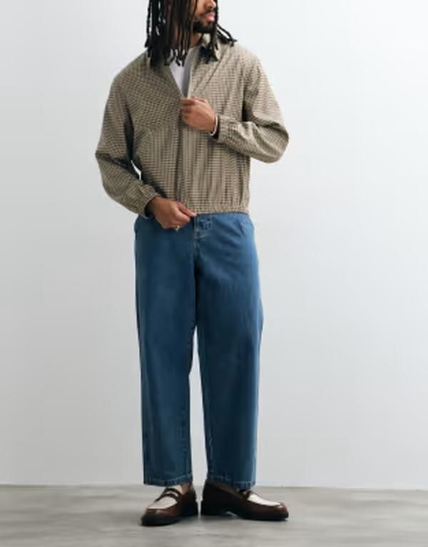 エイソス メンズ ボトムス デニムパンツ ジーンズ ASOS DESIGN relaxed tape red jeans in mid wash blue with pleats and buckle