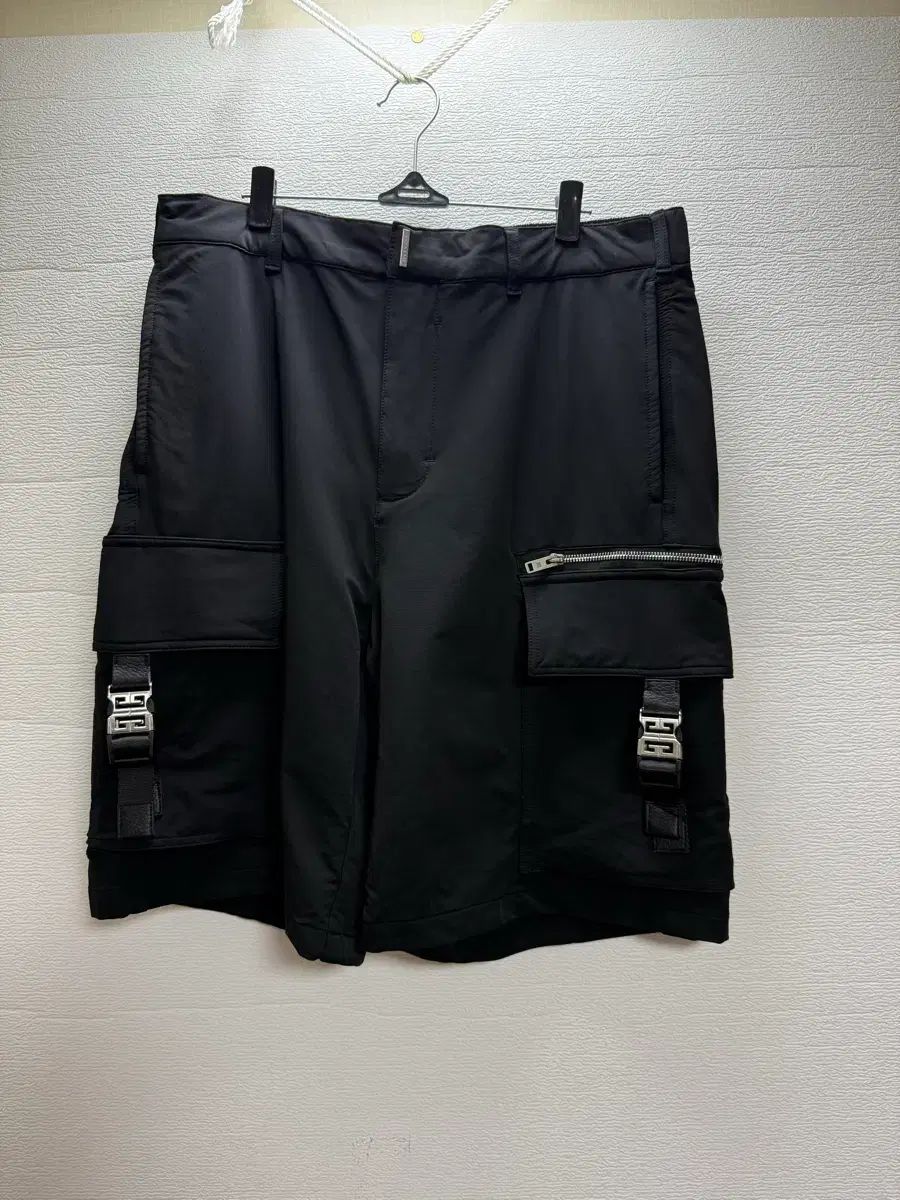 Givenchy ジバンシィ 4G バックル カーゴ ショーツ BM50YR13S (50)