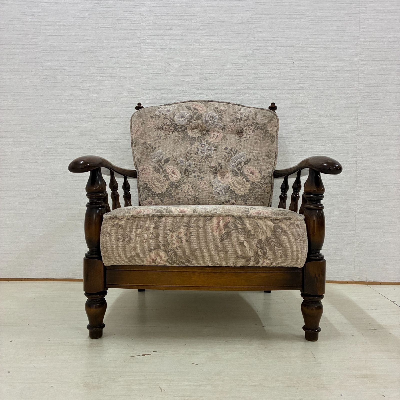 【美品】カリモク コロニアル アームチェア 椅子 昭和 レトロ 家具　ソファ カリモク】コロニアル 一人掛けソファ アームチェア 椅子 - メルカリ