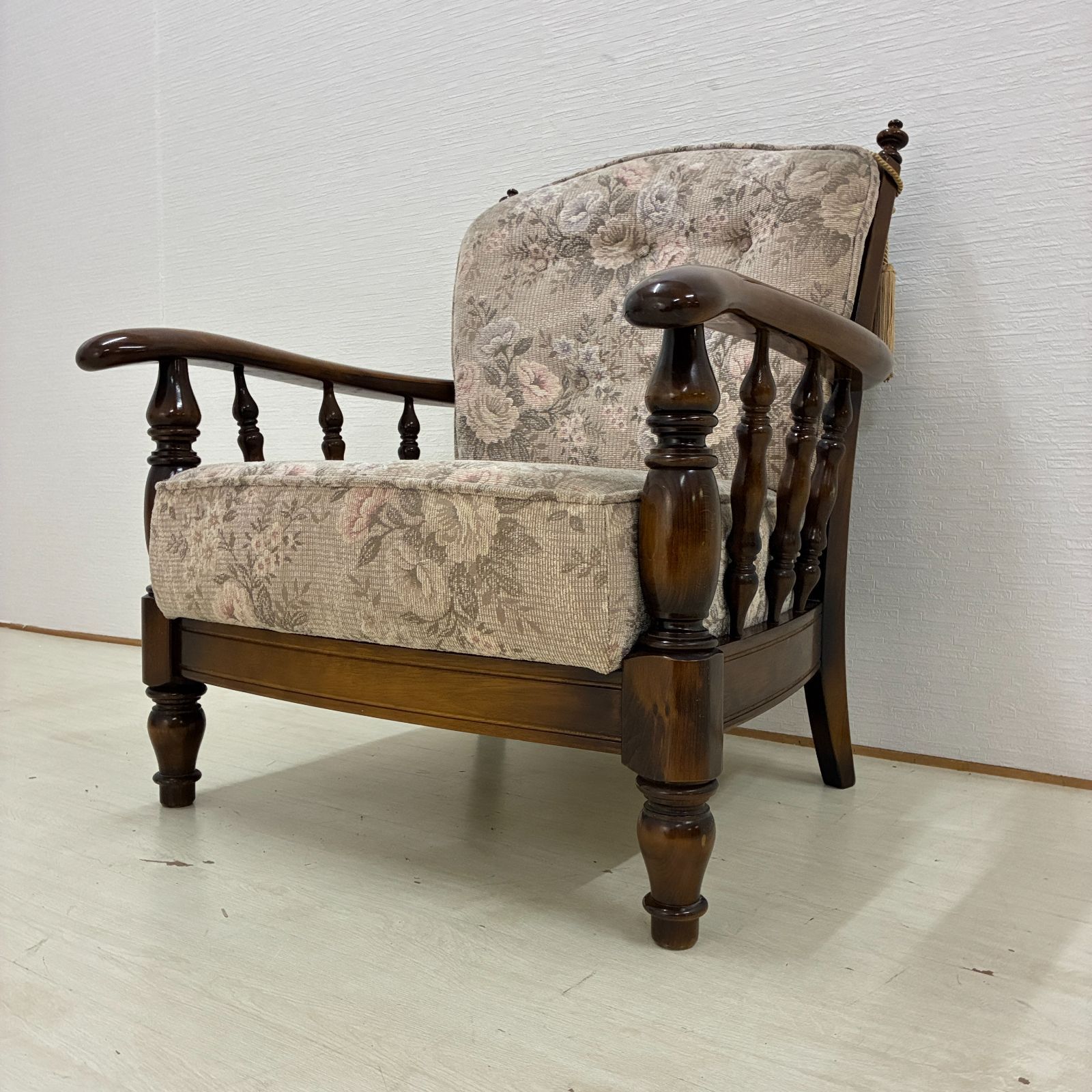 【美品】カリモク コロニアル アームチェア 椅子 昭和 レトロ 家具　ソファ カリモク】コロニアル 一人掛けソファ アームチェア 椅子 - メルカリ