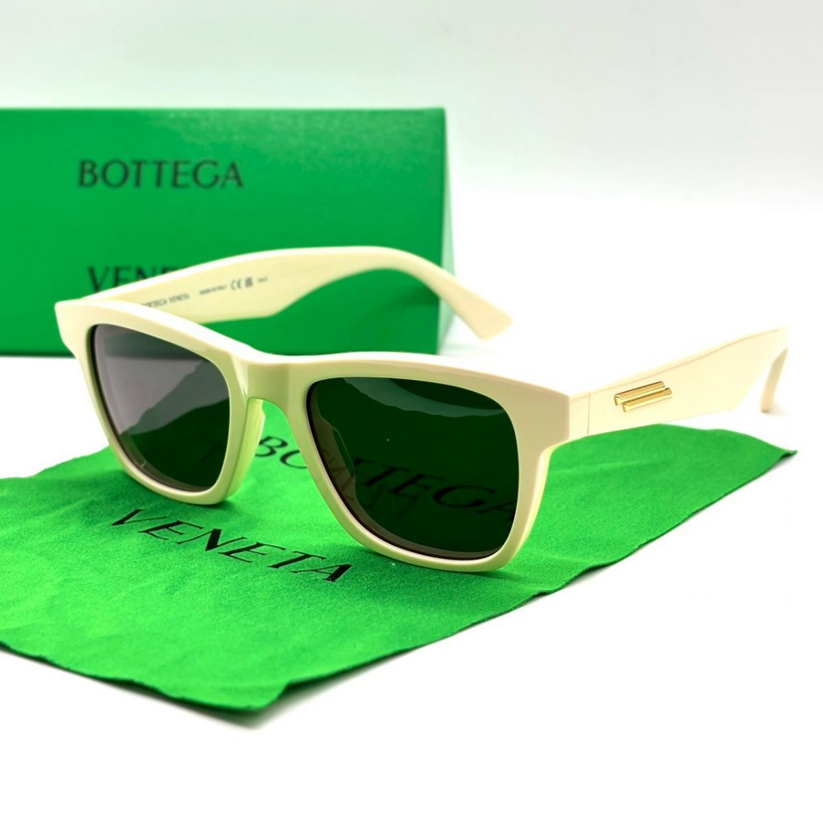 【陽射しに余白をつくる】　BOTTEGA VENETA　サングラス スクエアフレーム ゴールド金具 BV1120S　アイボリー
