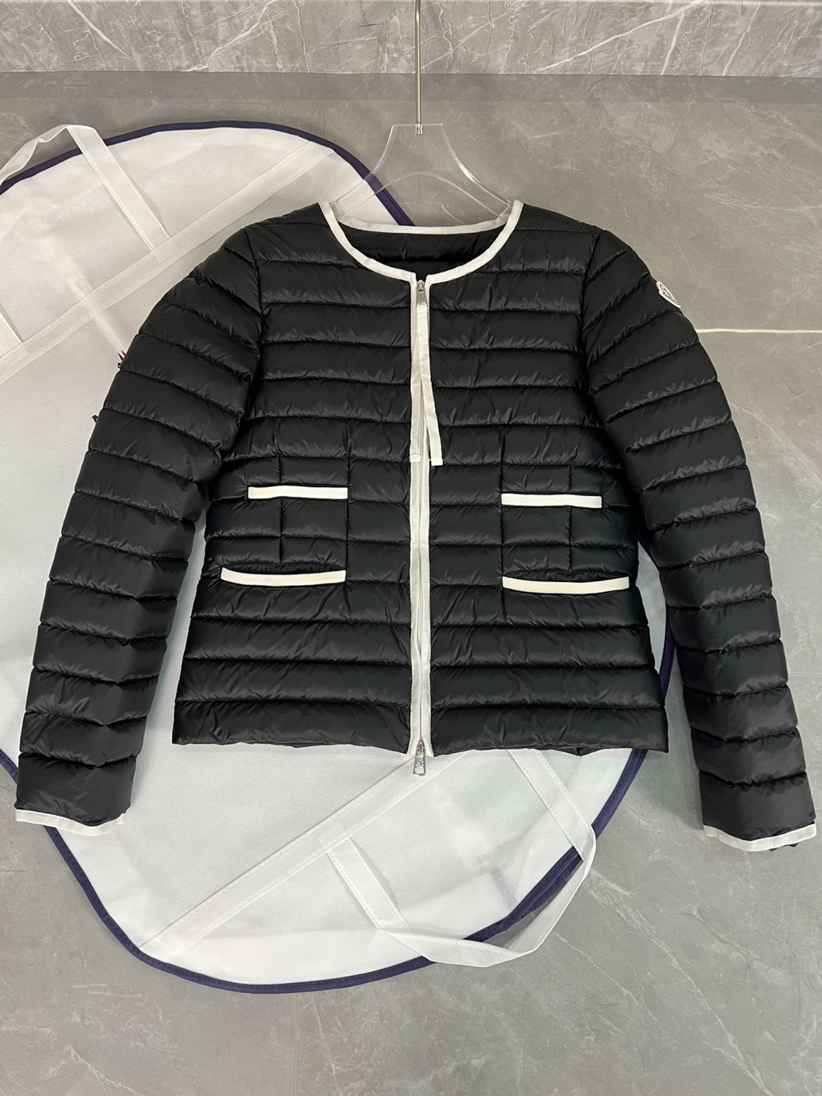 MONCLERモンクレール レディース、短い肩パッド、ラウンドネック