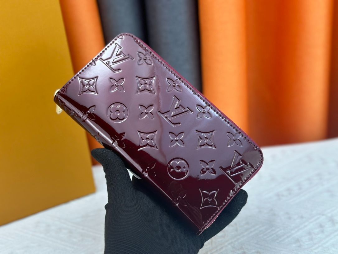 LVルイ・ヴィトン/財布/エナメル仕上げのクラシックなLVは、洗練された金色のパーツで、控えめな中に優雅な雰囲気を演出しています。滑らかな革の縁取りを持つエンボスクラフト、ファスナー小銭仕切り、3つの大きな仕切り。[本日特価|新品未使用品]