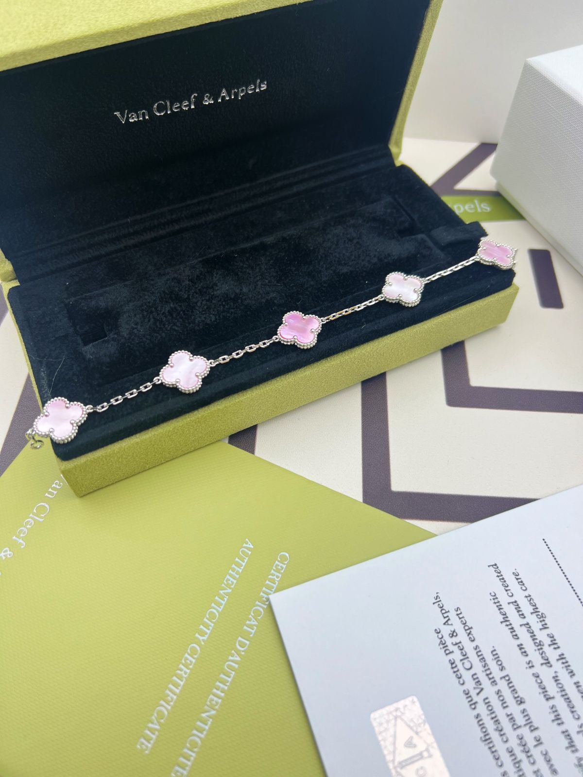 [Van Cleef & Arpels] ヴァン クリーフ＆アーペル ダイヤモンド付き四つ葉のクローバー ピンク マザー オブ パール ブレスレット｜本日限定特価｜新品未使用