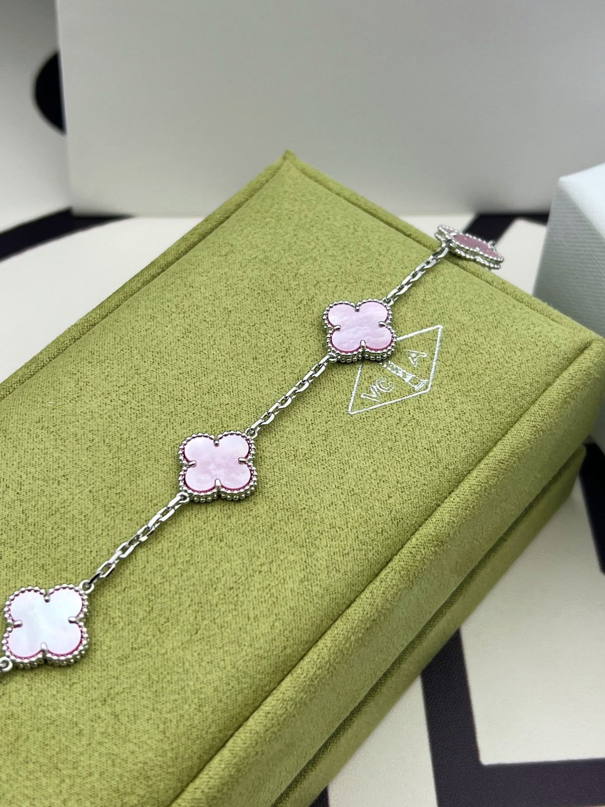 [Van Cleef & Arpels] ヴァン クリーフ＆アーペル ダイヤモンド付き四つ葉のクローバー ピンク マザー オブ パール ブレスレット｜本日限定特価｜新品未使用