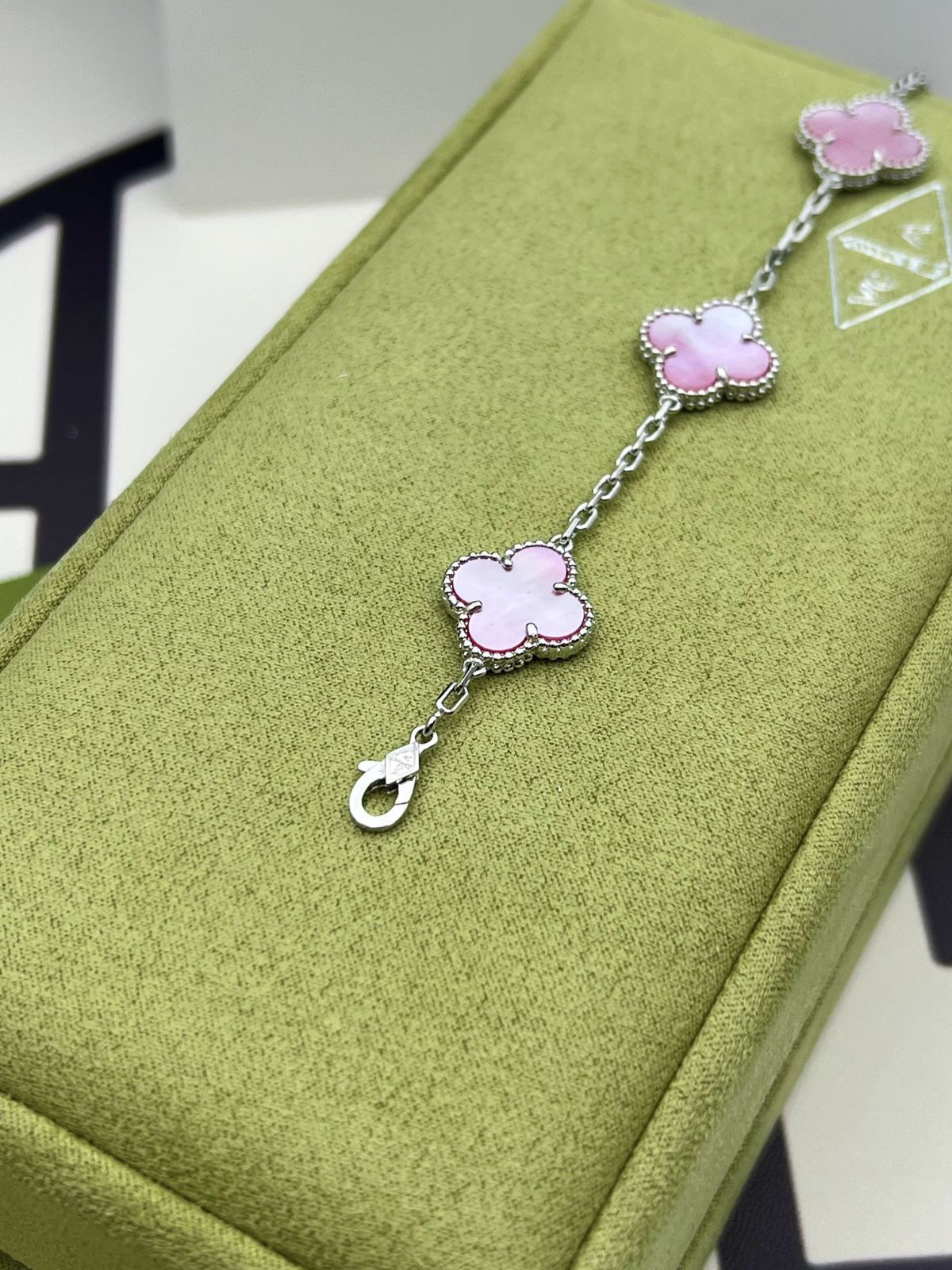 [Van Cleef & Arpels] ヴァン クリーフ＆アーペル ダイヤモンド付き四つ葉のクローバー ピンク マザー オブ パール ブレスレット｜本日限定特価｜新品未使用