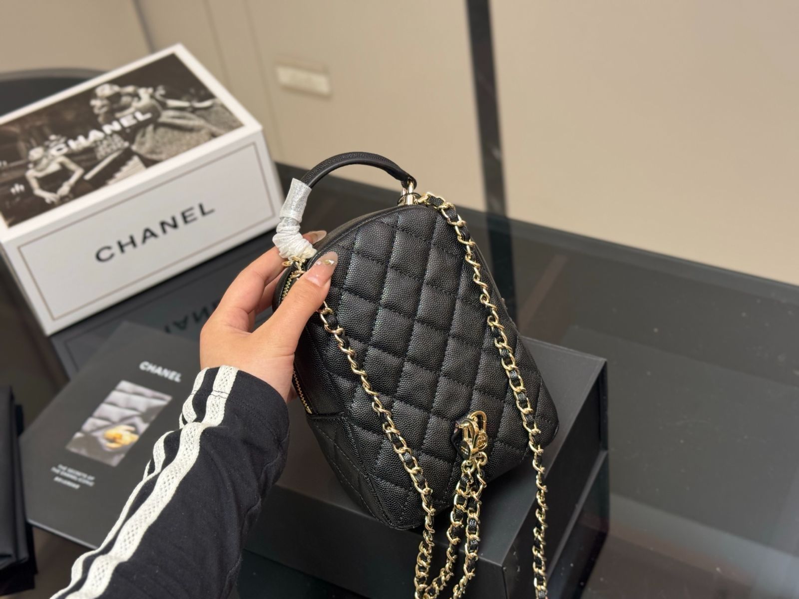 【今日特価】Chanel 24c ミニバックパック ブラック レザー サイズ 13×18cm 送料無料 今の在庫はセール価格！