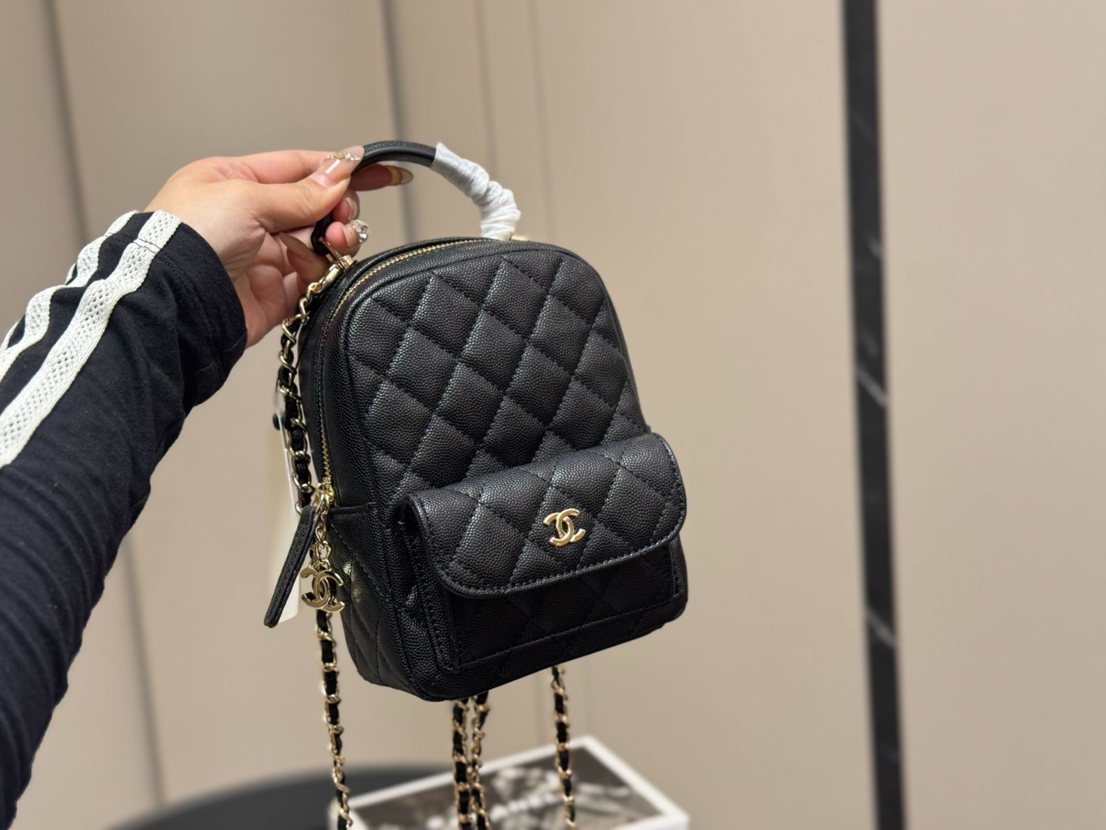 【今日特価】Chanel 24c ミニバックパック ブラック レザー サイズ 13×18cm 送料無料 今の在庫はセール価格！