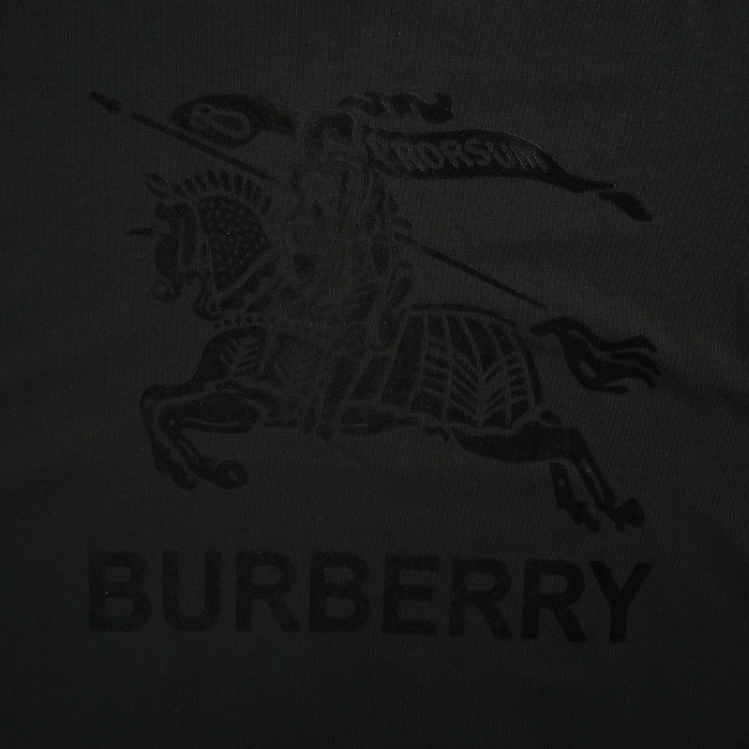 【今日特価】Burberry 24ss フロッキングライディングホースプリント T シャツ