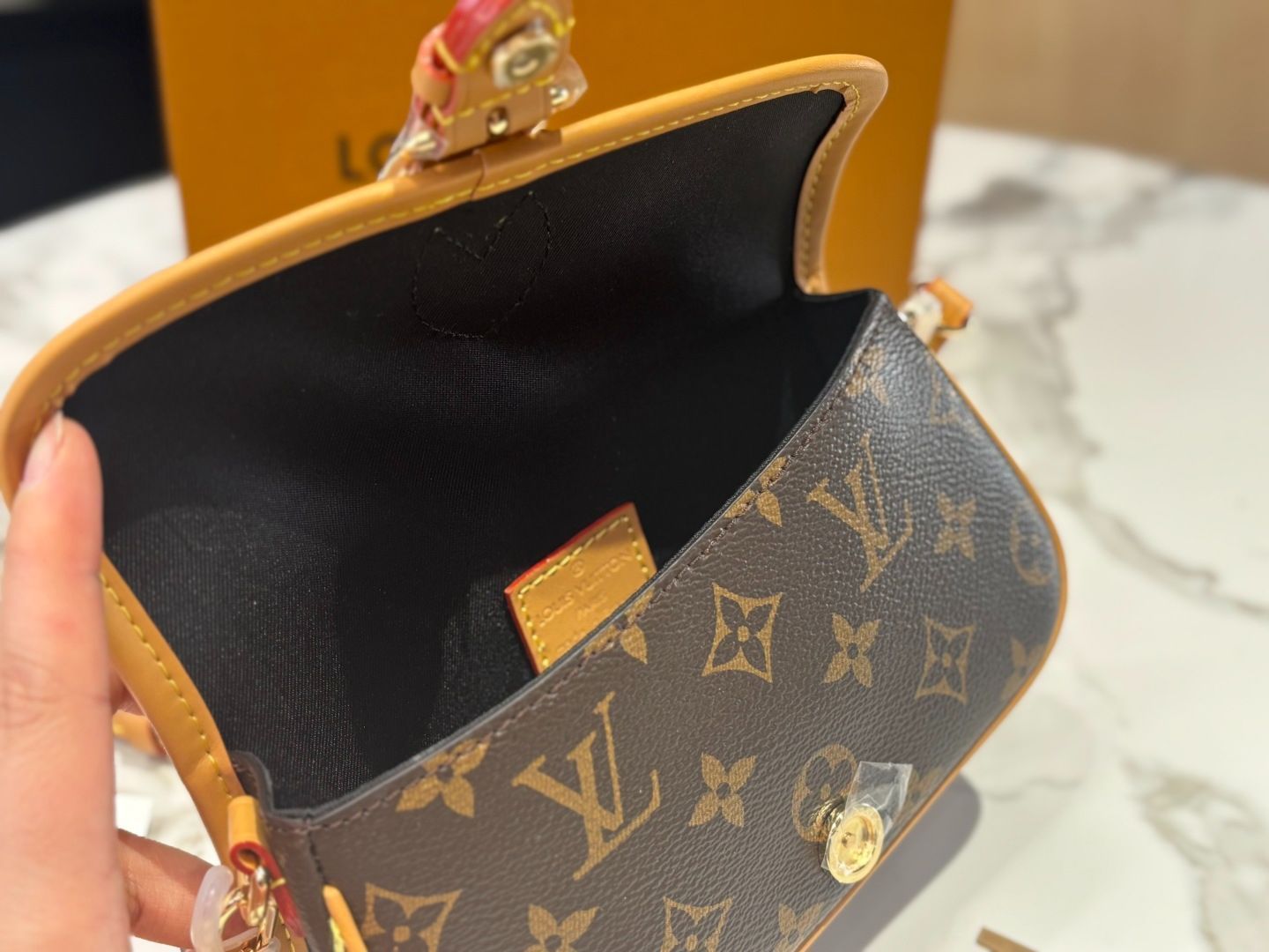 【今日特価】LV Diane Nano ダイアン ナノ バゲットバッグ（18.5×6×11cm）-MM輸入