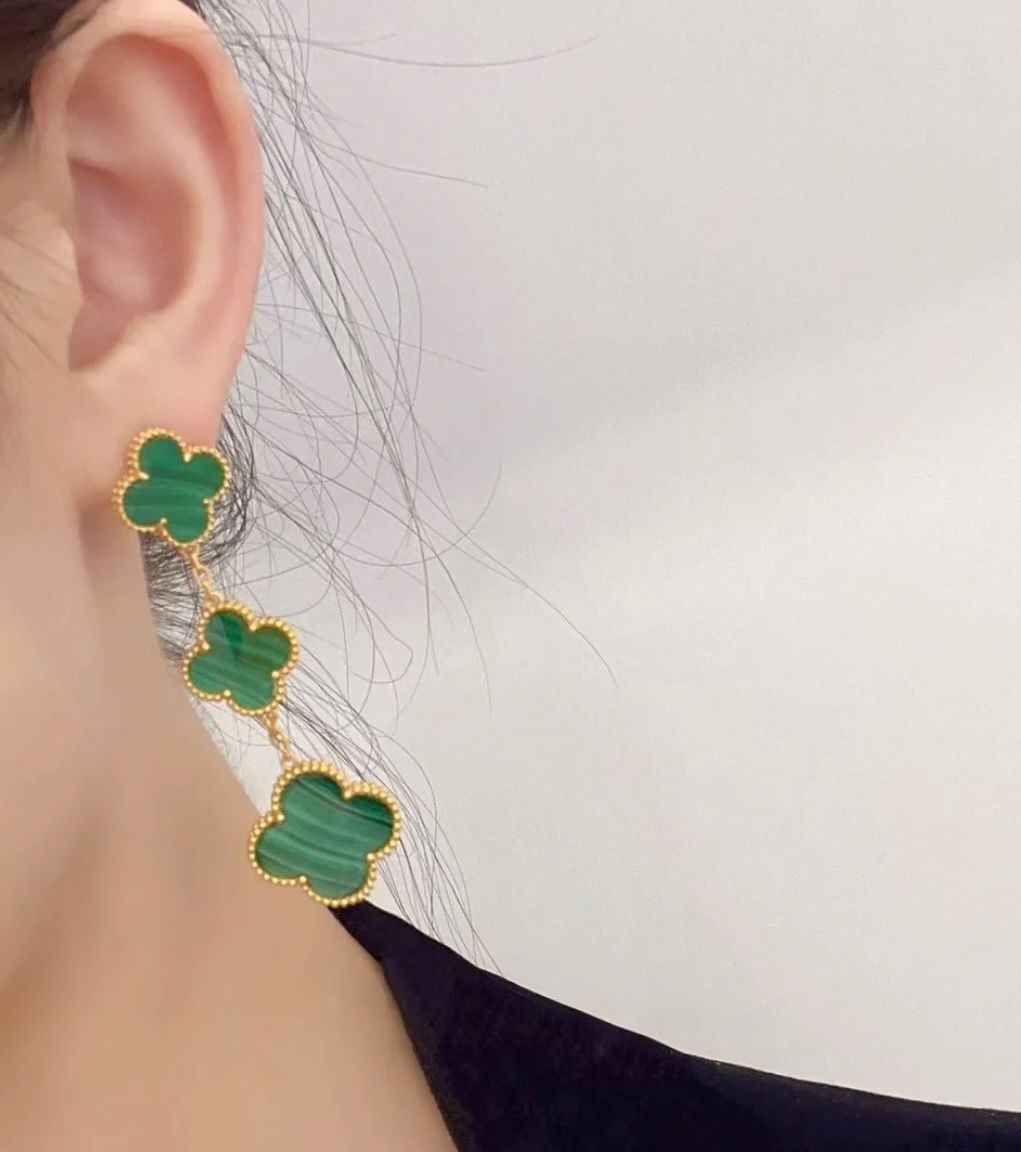 [Van Cleef & Arpels] アルハンブラ マラカイト トリプルフラワー イヤークリップ - 限定モデル | ヴァン クリーフ & アーペル レディースジュエリー｜本日限定特価｜新品未使用-WTO輸入1