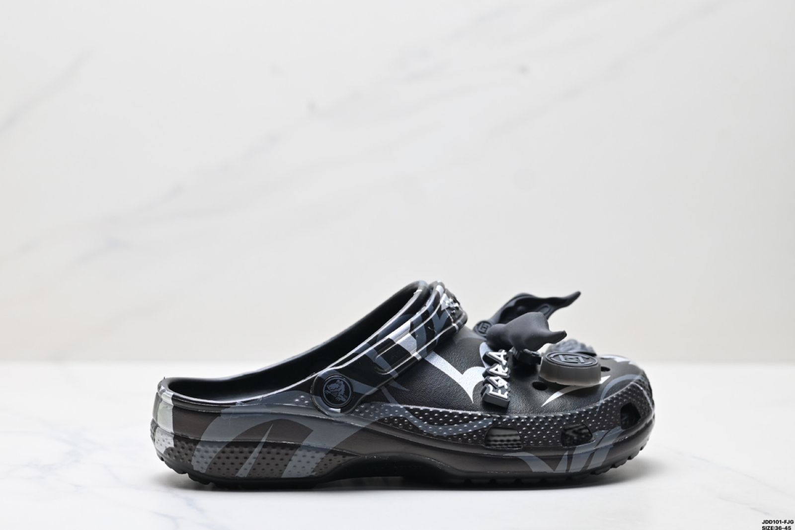 【今日特価】Clot x Crocs Classic Clog クロックス レジャービーチ用の穴のあるスリッパ サンダル。-MM輸入