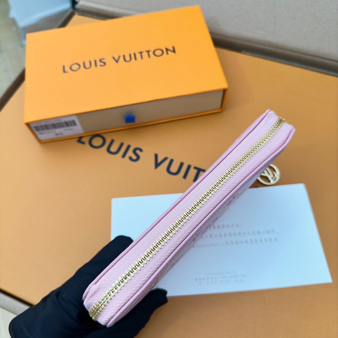 LVルイ・ヴィトン/財布はパッドMonogramエンボス模様の小羊の皮で縫製され、LV Circleロゴのリングがあしらわれた金色のファスナーが優美にデザインされ、複数の実用的な特色がある。[本日特価|新品未使用品]