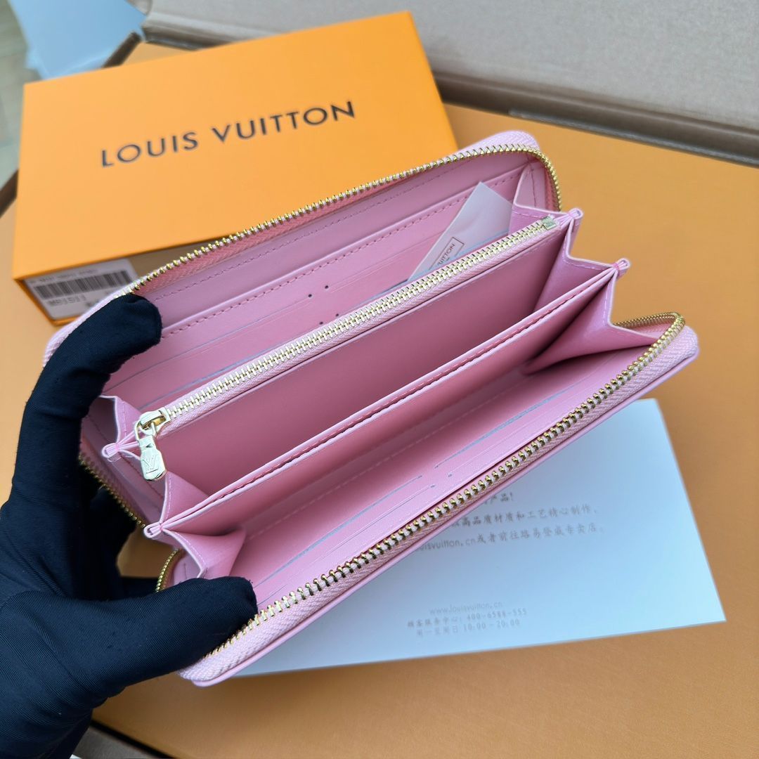 LVルイ・ヴィトン/財布はパッドMonogramエンボス模様の小羊の皮で縫製され、LV Circleロゴのリングがあしらわれた金色のファスナーが優美にデザインされ、複数の実用的な特色がある。[本日特価|新品未使用品]