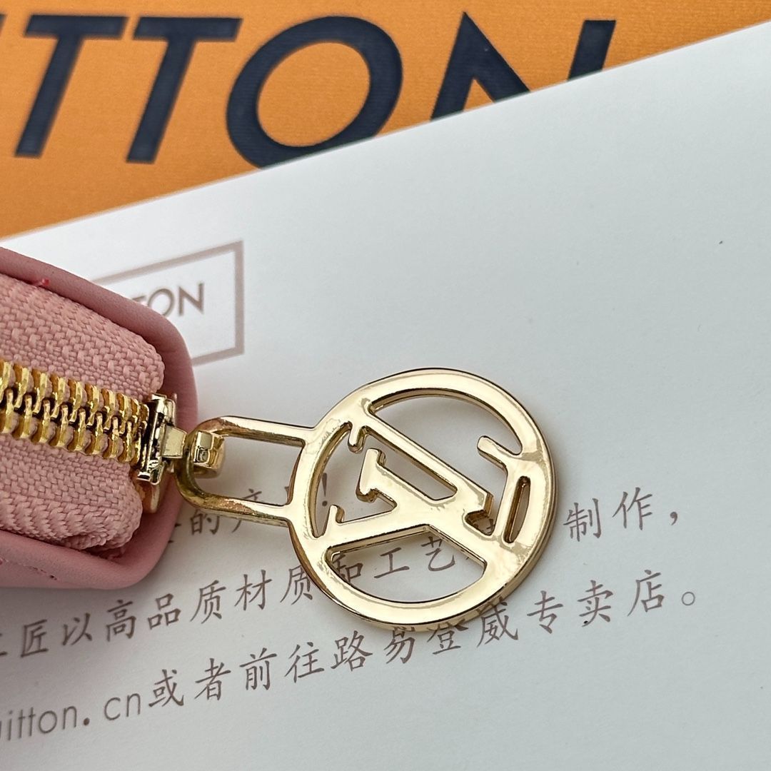 LVルイ・ヴィトン/財布はパッドMonogramエンボス模様の小羊の皮で縫製され、LV Circleロゴのリングがあしらわれた金色のファスナーが優美にデザインされ、複数の実用的な特色がある。[本日特価|新品未使用品]