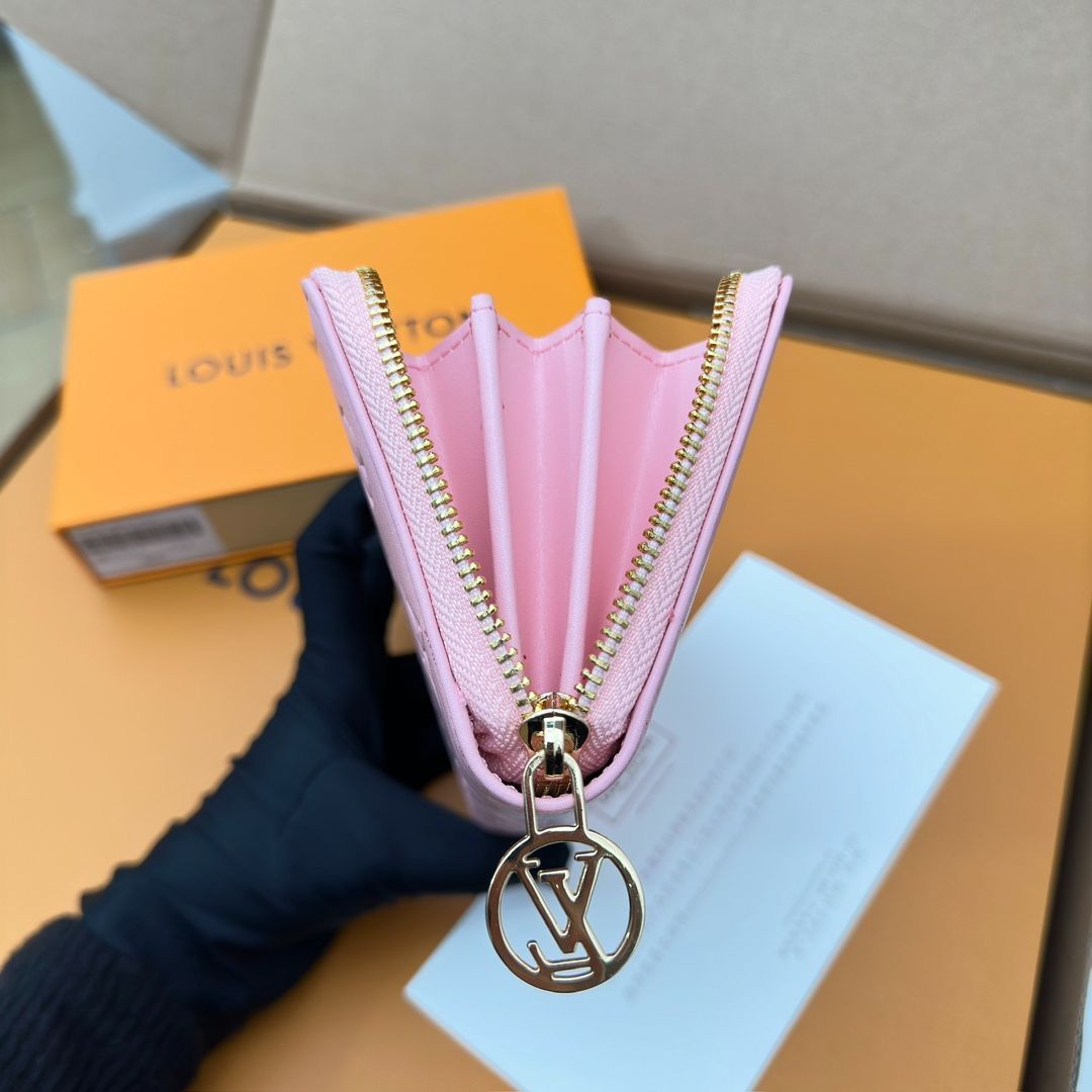 LVルイ・ヴィトン/財布はパッドMonogramエンボス模様の小羊の皮で縫製され、LV Circleロゴのリングがあしらわれた金色のファスナーが優美にデザインされ、複数の実用的な特色がある。[本日特価|新品未使用品]
