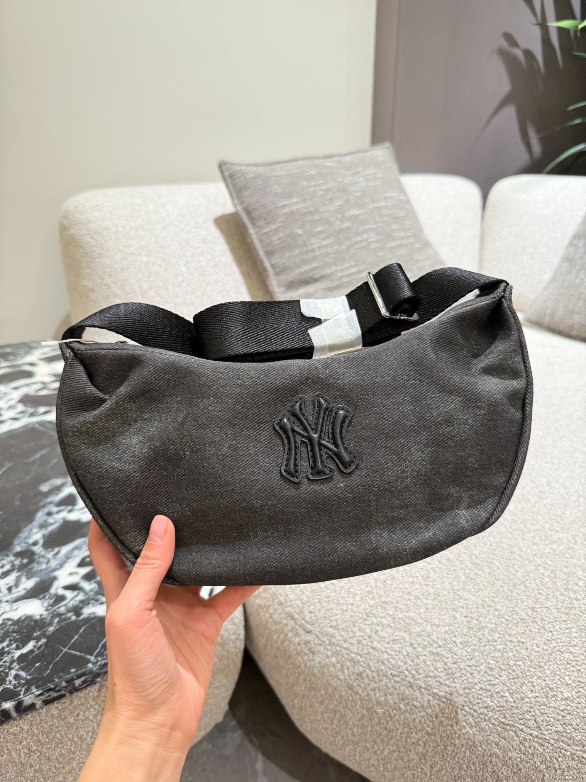 【今日特価】MLB Canvas Pea - Shaped Crescent Bag 26cm - MLB キャンバス エンドウ豆型クレセントバッグ 26cm、飛行機箱型パッケージ付き-WTO輸入1
