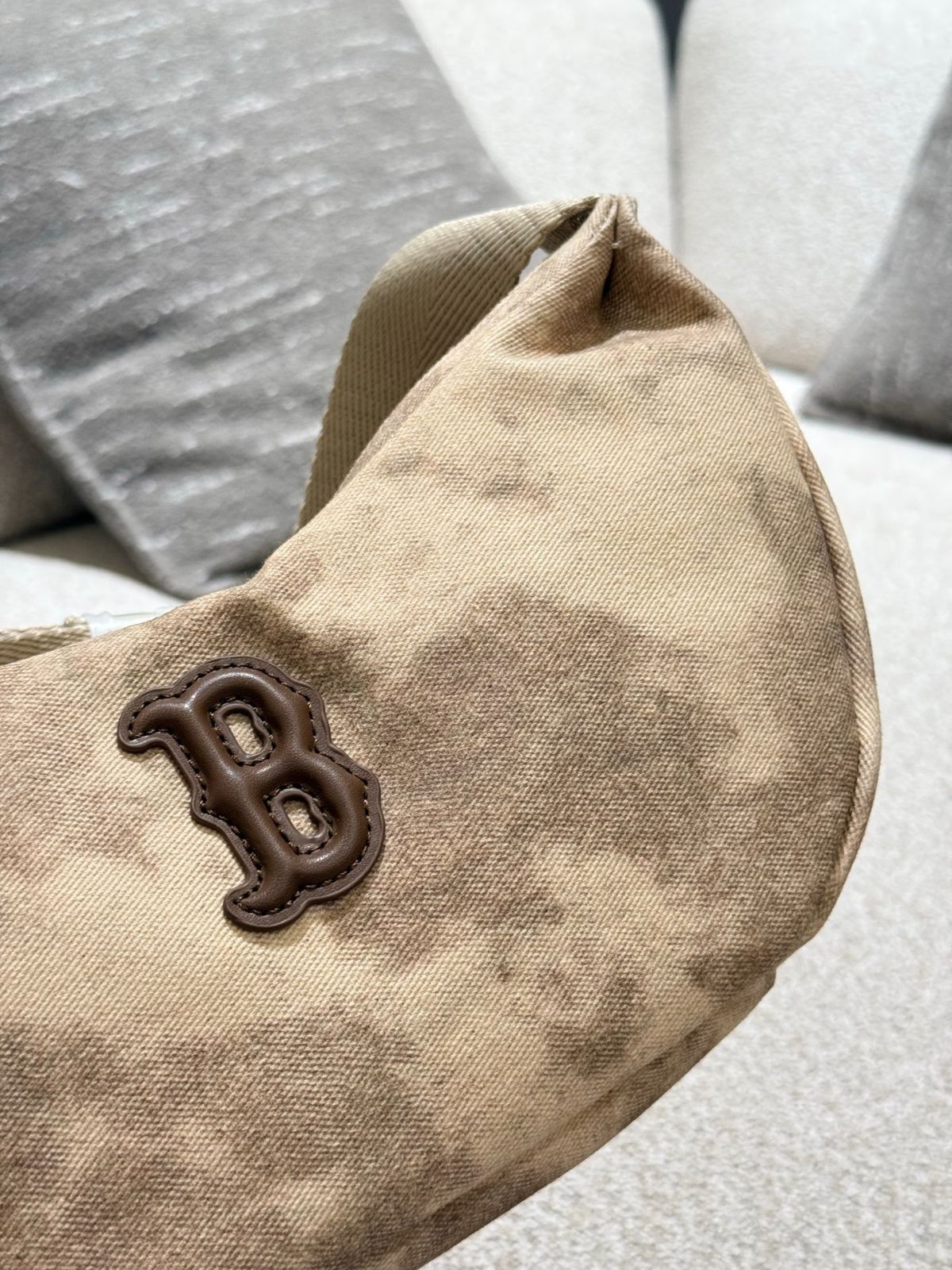 【今日特価】MLB Canvas Pea - Shaped Crescent Bag 26cm - MLB キャンバス エンドウ豆型クレセントバッグ 26cm、飛行機箱型パッケージ付き-WTO輸入1