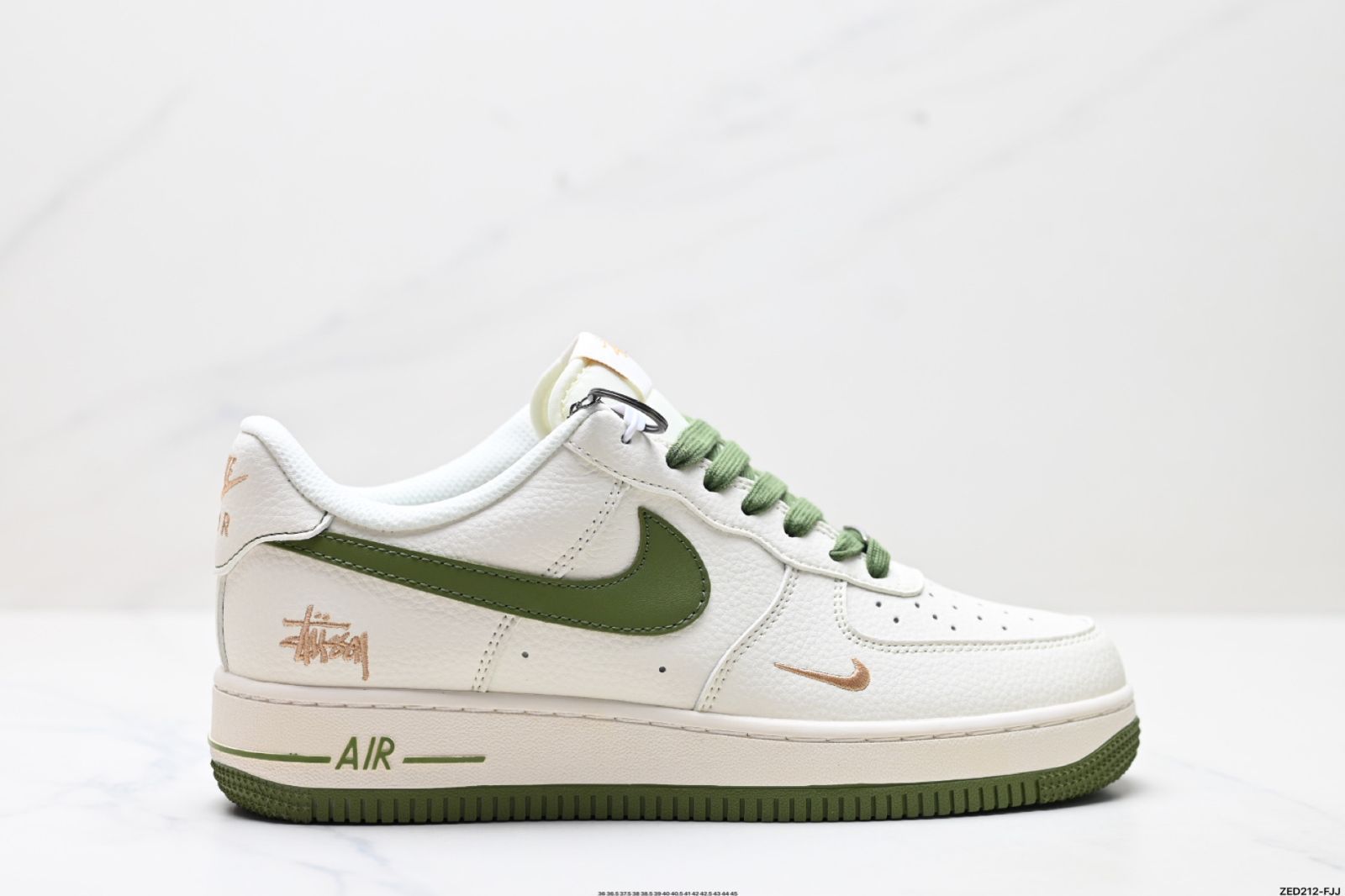 NIKE AIR FORCE 1’07 LV8 ピュアロートップのエアフォースフォームを作り上げる